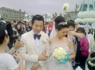 张兰穿旗袍优雅亮相儿子汪小菲婚礼，诠释东方韵味